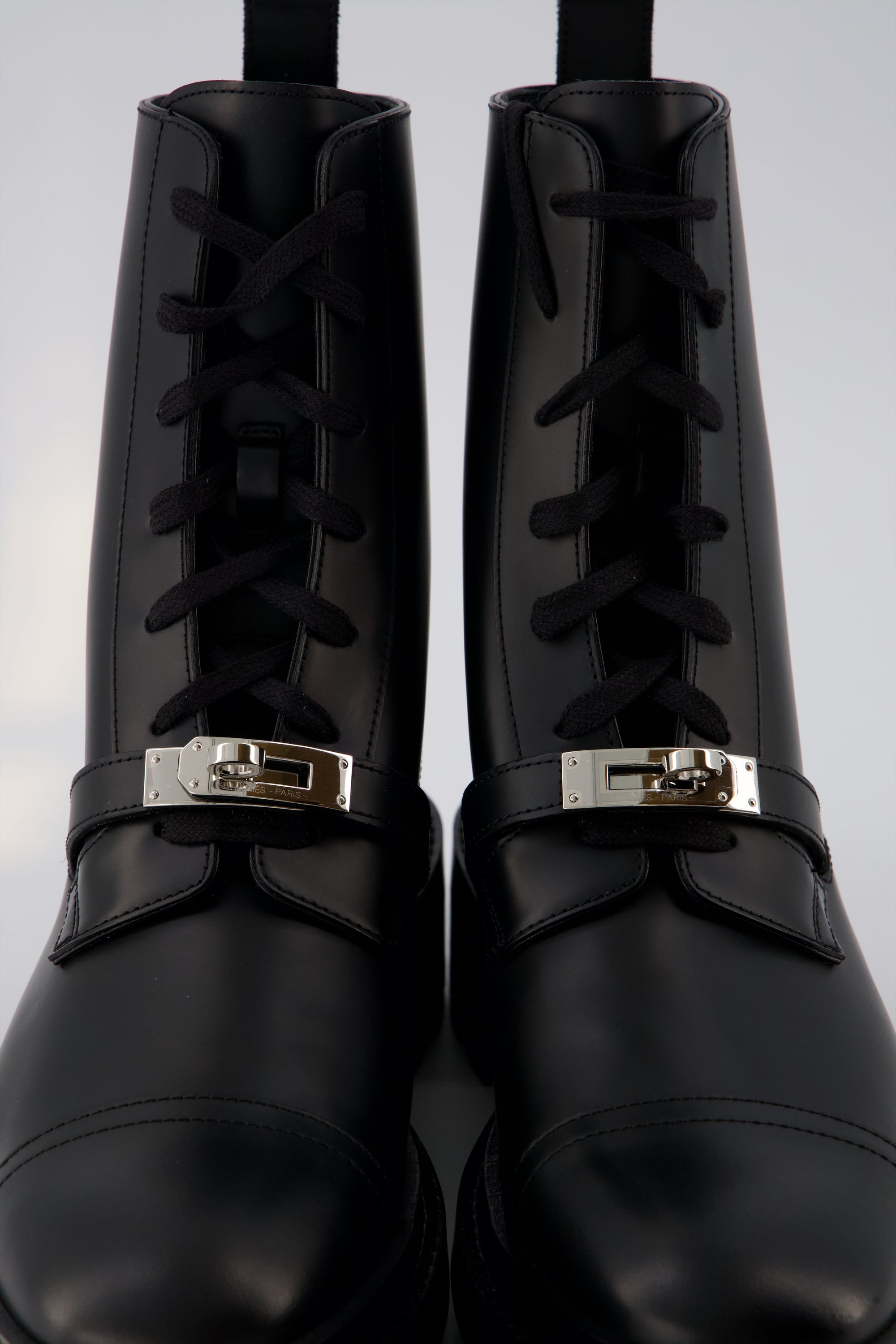 HERMES Funk Ankle Boot Kelly Buckle 41 Size Black (Noir). Ankle boot in glazed calfskin with functional palladium-plated Kelly buckle and notched sole. For a feminine yet masculine look.