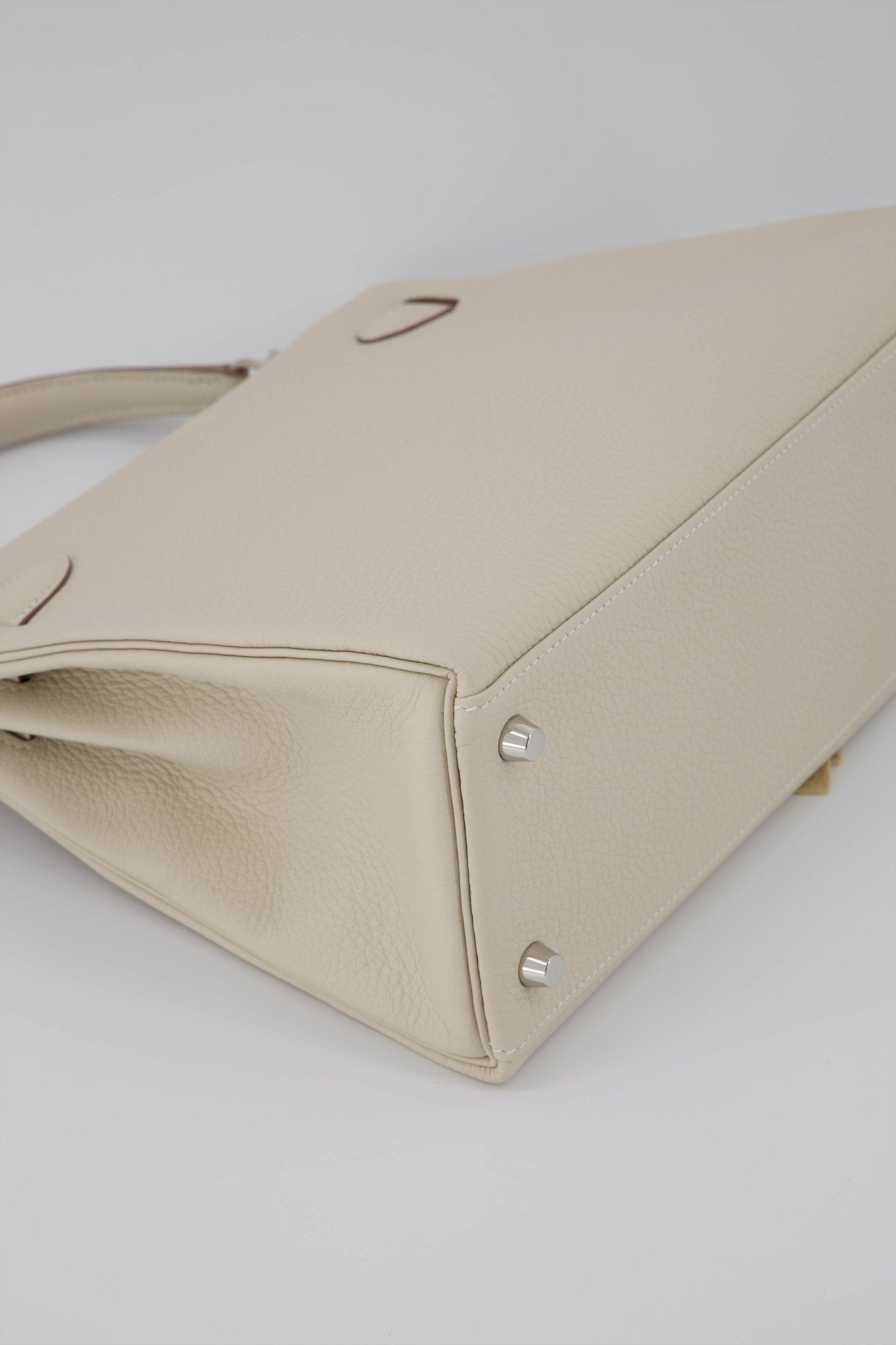 Hermes Craie Off White Gold Hardware Togo Kelly 28 Bag Leather Handbag –  MAISON de LUXE