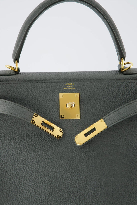 HERMÈS Kelly 25 handbag in Vert Amande Togo leather with Gold